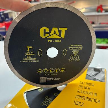 آموزش نحوه نصب و استفاده از تیغه پرسلان بر ۱۸۰ میلی‌متر CAT روی فرز آهنگری. تکنیک‌های حرفه‌ای برای برش دقیق سرامیک پرسلان ضخیم، گرانیت و فارسی‌بری.
